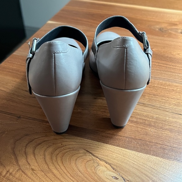 Ecco Danish Design - Gray -  8/8.5 - Picture 3 of 4